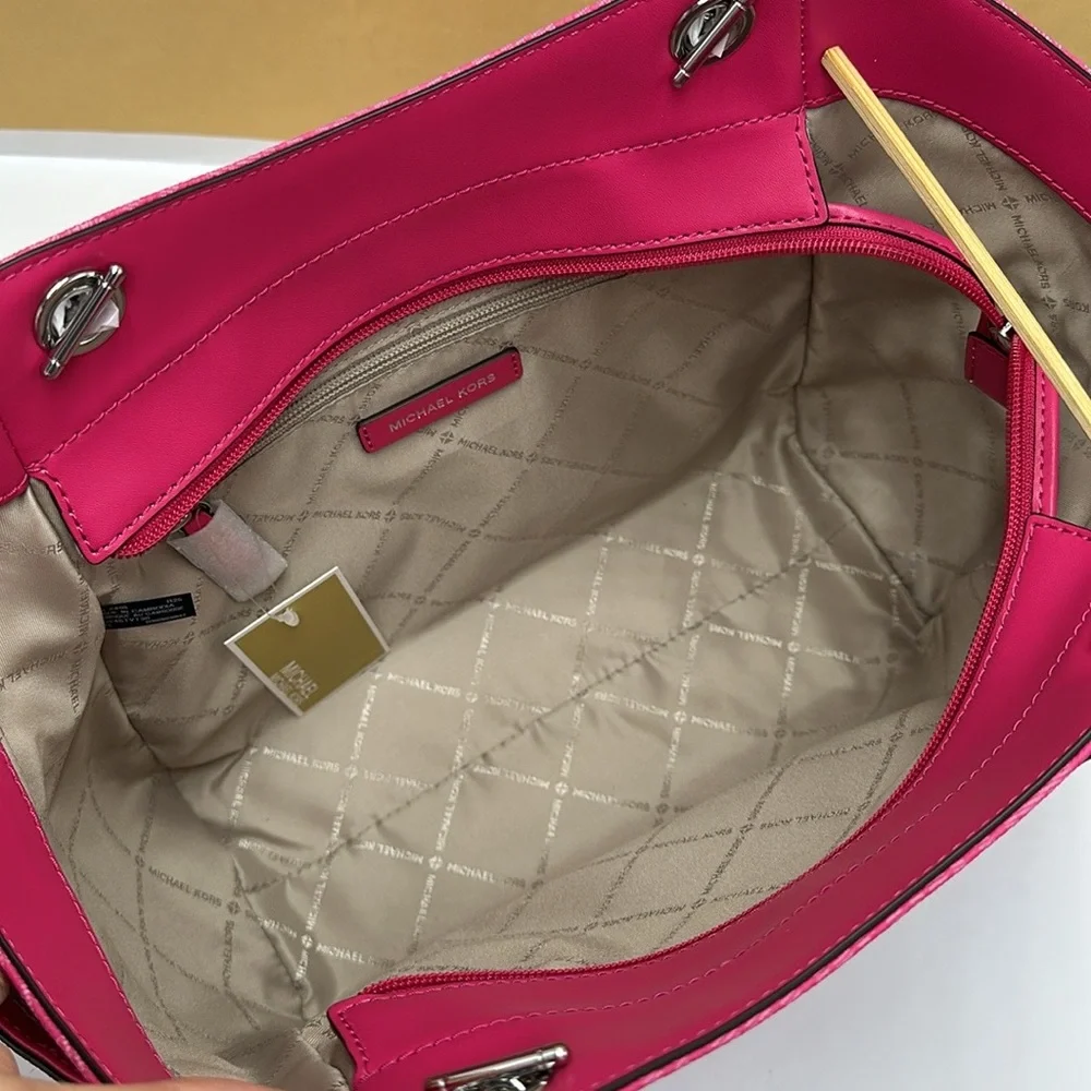 MICHAEL KORS Large Signature Chain Shoulder Tote Bag & Large Wristlet
Dragonfrui - Picture 10 of 16